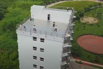 মাত্র ২৮ ঘণ্টায় ১০ তলা ভবন বানাল চীন (ভিডিও)

