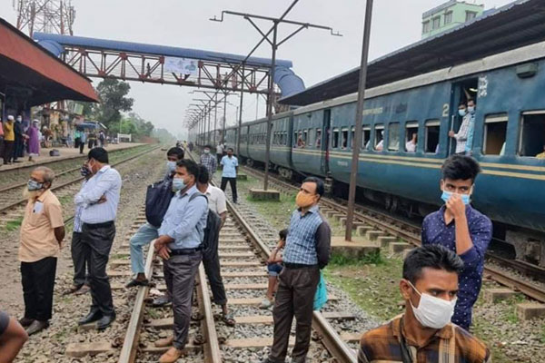 গাজীপুর থেকে ঢাকায় ট্রেন চালুতে খুশি যাত্রীরা, বগি বাড়ানোর দাবি
