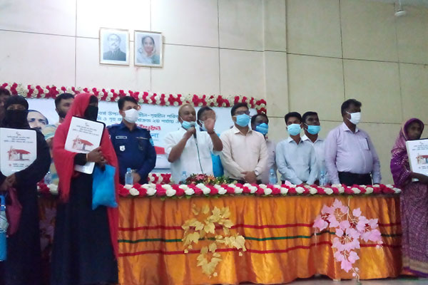বোয়ালমারীতে ঘর পেল ১৩০ পরিবার 