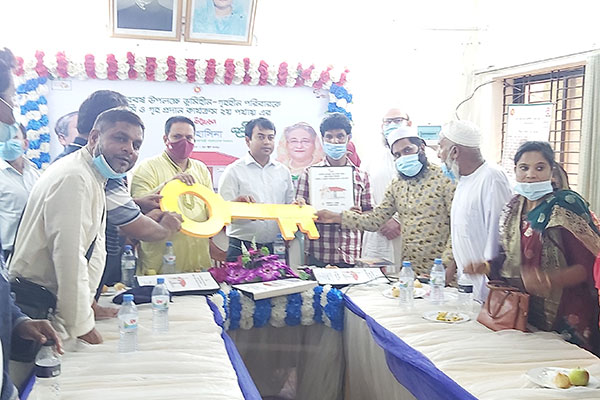 চরভদ্রাসনে গৃহহীনদের মাঝে জমি ও গৃহ প্রদান 