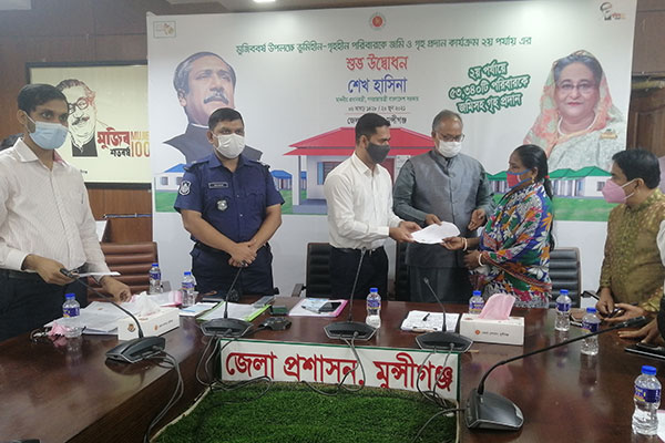 
মুন্সীগঞ্জে নতুন ঠিকানা পেলো ৩২৫ পরিবার