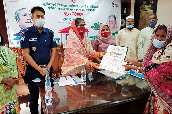 বগুড়ায় ৮৫৭ পরিবার
পেল ঘর