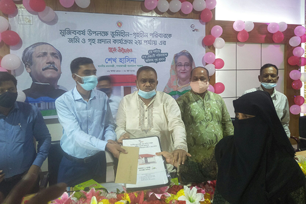 মুজিববর্ষ উপলক্ষে টেকনাফে ভূমি ও গৃহহীন পরিবার পেল নতুন ঠিকানা