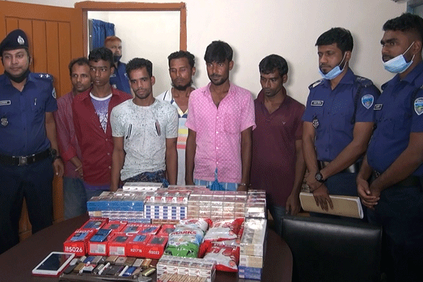 ফেনীতে ৬ দোকান চোর আটক