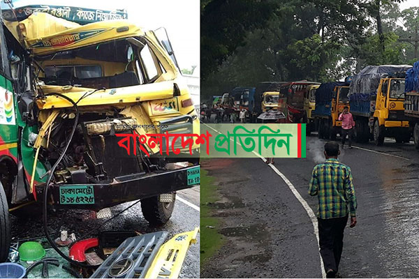 গৌরনদীতে বাস-কাভার্ড ভ্যানের সংঘর্ষ, ৭ ঘণ্টা যান চলাচল বন্ধ