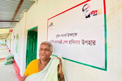 প্রধানমন্ত্রীকে কাঁদালেন বীরাঙ্গনা শীলা গুহ

