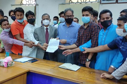 খেলার মাঠ রক্ষার দাবিতে জবি উপাচার্যকে স্মারকলিপি

