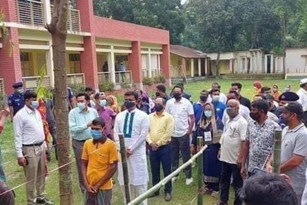 জনতার কাতারে দাঁড়িয়ে ভোট দিলেন নৌ পরিবহন প্রতিমন্ত্রী