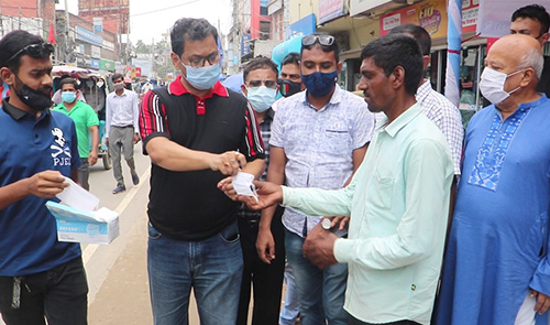 নওগাঁ চেম্বারের উদ্যোগে সপ্তাহব্যাপী বিনামূল্যে ৪০ হাজার মাস্ক বিতরণ শুরু
