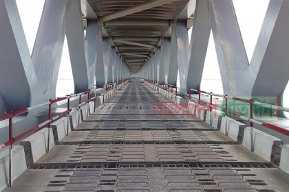 পদ্মা সেতুতে রেলওয়ে স্লাব বসানো সম্পন্ন