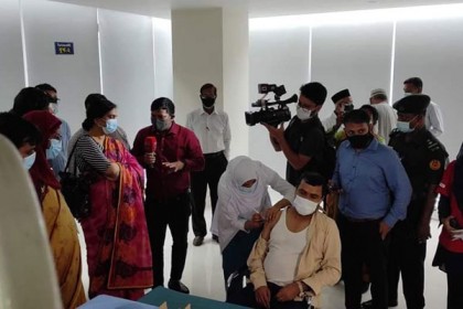রাজধানীতে ফাইজারের টিকাদান কার্যক্রম চলছে