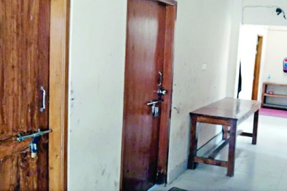 সাত জেলার সব অফিস বন্ধ জরুরি সেবা ছাড়া

