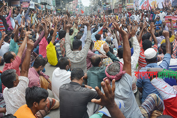 বরিশালে ব্যাটারিচালিত রিকশা-ভ্যান চালকদের সড়ক অবরোধ