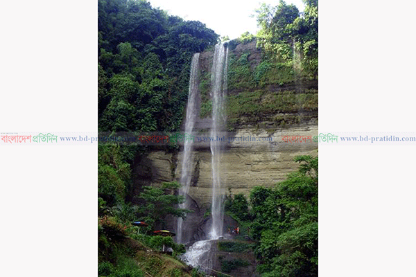নৈসর্গিক সৌন্দর্যের লীলাভূমি পাহাড়ি ঝর্ণা