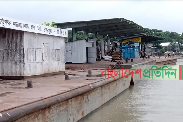 চাঁদপুরে লঞ্চ বন্ধ হওয়ায় বিপাকে যাত্রীরা 