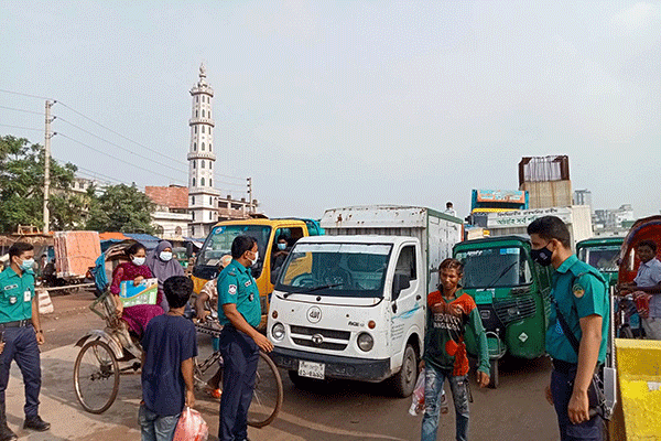 গাজীপুরে লকডাউনেও যানজট, মানছে না স্বাস্থ্যবিধি

