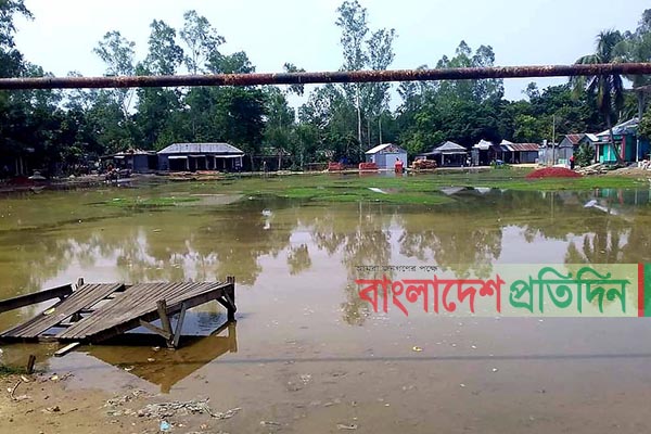 শাহজাদপুরে সামান্য বৃষ্টিতেই স্কুলমাঠে জলাবদ্ধতা