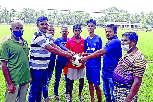 মোবাইল ছেড়ে খেলার মাঠে ফিরতে ফুটবল