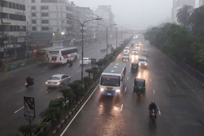 রাজধানীতে ভারি বর্ষণ, অফিসগামী মানুষের দুর্ভোগ