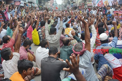 বরিশালে ব্যাটারিচালিত রিকশা-ভ্যান চালকদের সড়ক অবরোধ