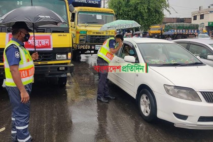 ঢাকা-চট্টগ্রাম মহাসড়কে কঠোর অবস্থানে কাঁচপুর হাইওয়ে পুলিশ