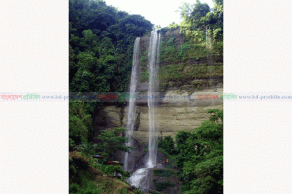নৈসর্গিক সৌন্দর্যের লীলাভূমি পাহাড়ি ঝর্ণা