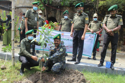 খুলনায় আনসার ও ভিডিপির বৃক্ষরোপণ কর্মসূচি উদ্বোধন
