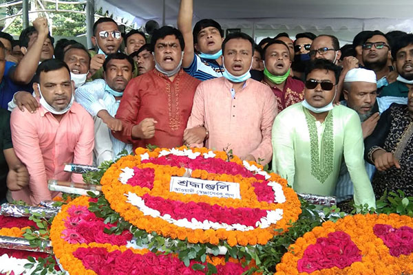 বঙ্গবন্ধুর প্রতিকৃতিতে মহানগর দক্ষিণ স্বেচ্ছাসেবক লীগের শ্রদ্ধা 