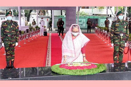 বঙ্গবন্ধুর প্রতিকৃতিতে শেখ হাসিনার শ্রদ্ধা