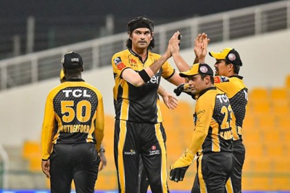 পিএসএল: ১০ জন নিয়ে ফিল্ডিং করলো পেশোয়ার