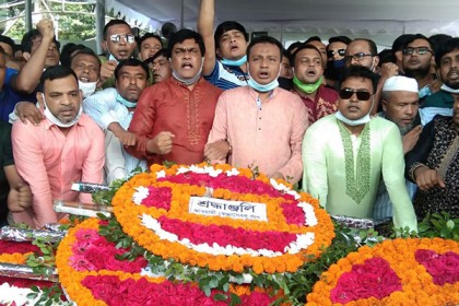 বঙ্গবন্ধুর প্রতিকৃতিতে মহানগর দক্ষিণ স্বেচ্ছাসেবক লীগের শ্রদ্ধা 