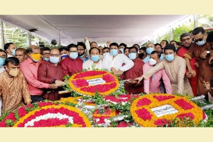 আওয়ামী লীগের প্রতিষ্ঠাবার্ষিকীতে বঙ্গবন্ধুর প্রতিকৃতিতে স্বেচ্ছাসেবক লীগের শ্রদ্ধা 

