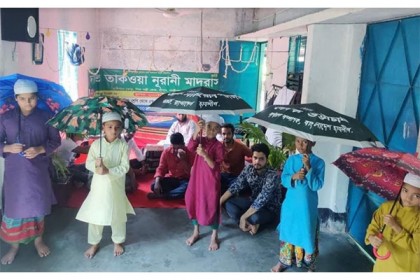 আওয়ামী লীগের প্রতিষ্ঠাবার্ষিকীতে গাজীপুরে ছাতা বিতরণ

