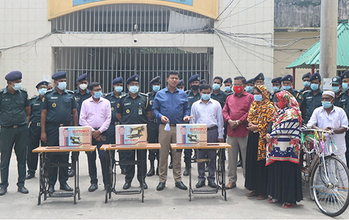 বরিশাল কারাগার থেকে মুক্তি পাওয়া ৪ আসামিকে ভ্যান ও সেলাই মেশিন প্রদান 