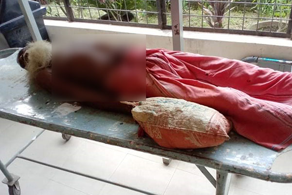 রাস্তায় পড়ে থাকা অসুস্থ বৃদ্ধের পাশে বীরগঞ্জের মেয়র
