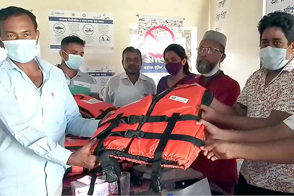 সমুদ্রগামী প্রশিক্ষিত ট্রলার মাঝিদের মাঝে লাইফ জ্যাকেট বিতরণ