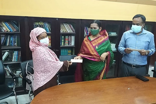 রাজশাহীতে দুস্থদের মাঝে চেক বিতরণ