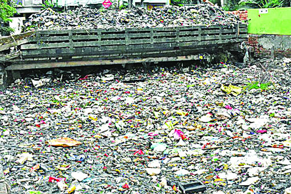 প্লাস্টিক পলিথিনে কর্ণফুলীর সর্বনাশ