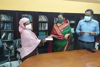 রাজশাহীতে দুস্থদের মাঝে চেক বিতরণ