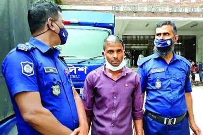 স্বপ্নে মাছ মনে করে স্ত্রী ও দুই সন্তানকে কোপান হিফজুর

