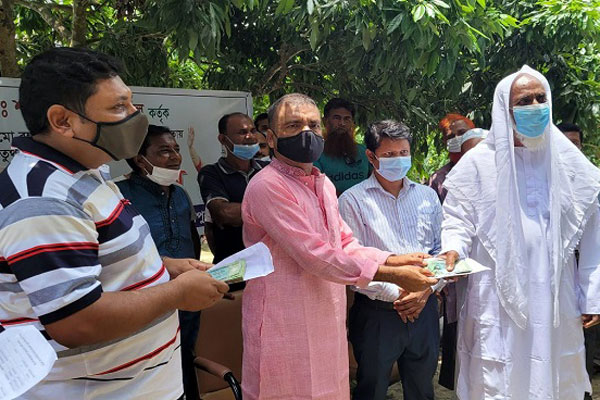 লালপুরে টিআর প্রকল্পের অর্থ বিতরণ
