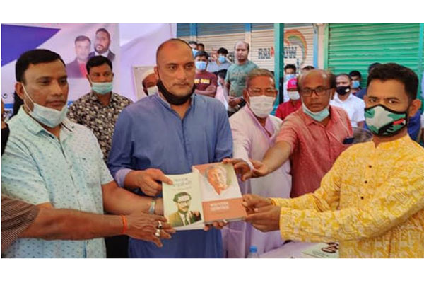 ঠাকুরগাঁওয়ে 'বঙ্গবন্ধুর অসমাপ্ত আত্মজীবনী' বই বিতরণ