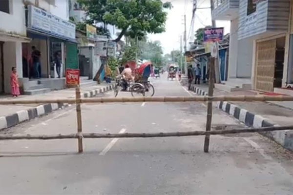 লকডাউন কার্যকর করতে মাদারীপুর শহরে ব্যারিকেড 