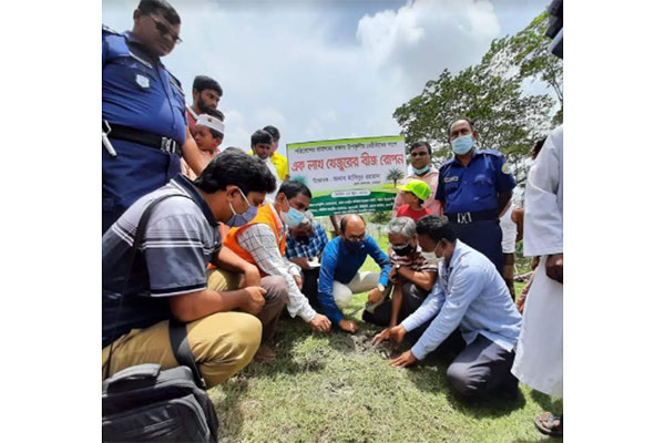 বেড়িবাঁধ ও জীববৈচিত্র্য সংরক্ষণে বরগুনায় খেজুরের বীজ বপন কর্মসূচি