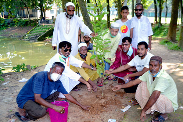 বগুড়ায় মুস্তফাবিয়া আলিয়া মাদরাসা প্রাঙ্গনে বৃক্ষরোপণ 