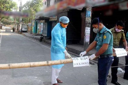 কঠোর লকডাউনে বাড়ির বাইরে যেতে মানা
