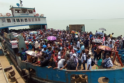 শিবচরের বাংলাবাজার ফেরি ঘাটে ঘরমুখো মানুষের ভিড়
