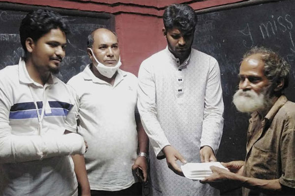 সান্তাহার স্টেশনে শতাধিক ছিন্নমূল মানুষের মাঝে খাবার বিতরণ 