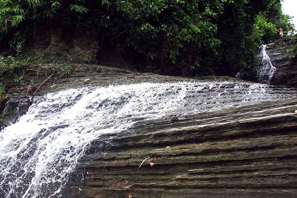 ‘রূপ বৈচিত্র্যে ভরপুর পাহাড়ি ঝর্ণা’