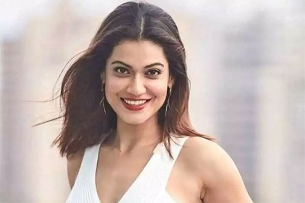 খুনের হুমকি দিয়ে গ্রেফতার বলিউড অভিনেত্রী